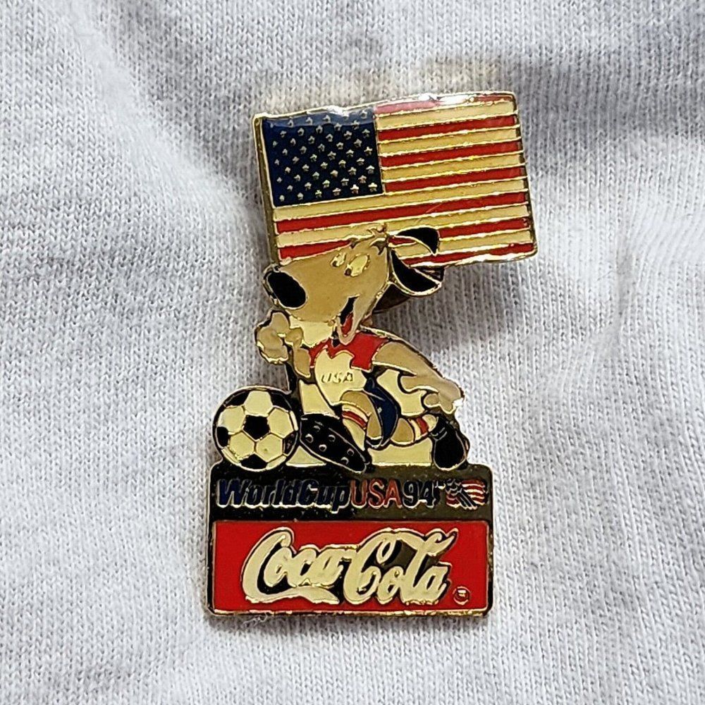 World Cup FIFA USA 1994 Coca Cola Vintage Lapel Pin Striker the Mascot USA Flag‎